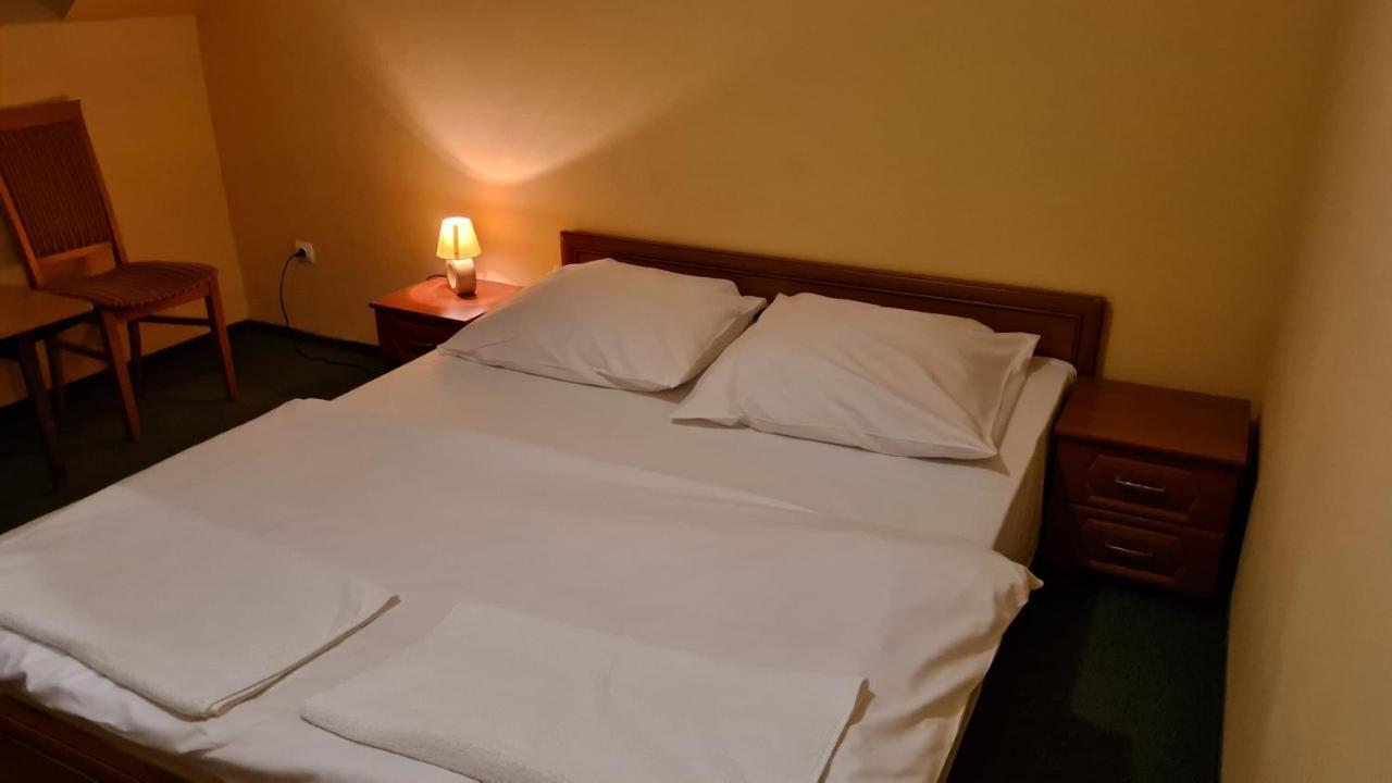 Hotelik Orlik Legnickie Pole Экстерьер фото